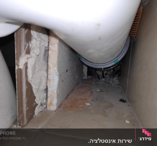 צינור לבן מתחת לכיור עם חיבורים